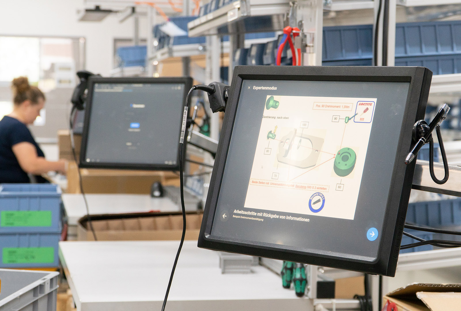 Maßnahmen gegen den Fachkräftemangel ergreifen Mitarbeiterin befolgt digitale Arbeitsanweisungen auf dem Bildschirm