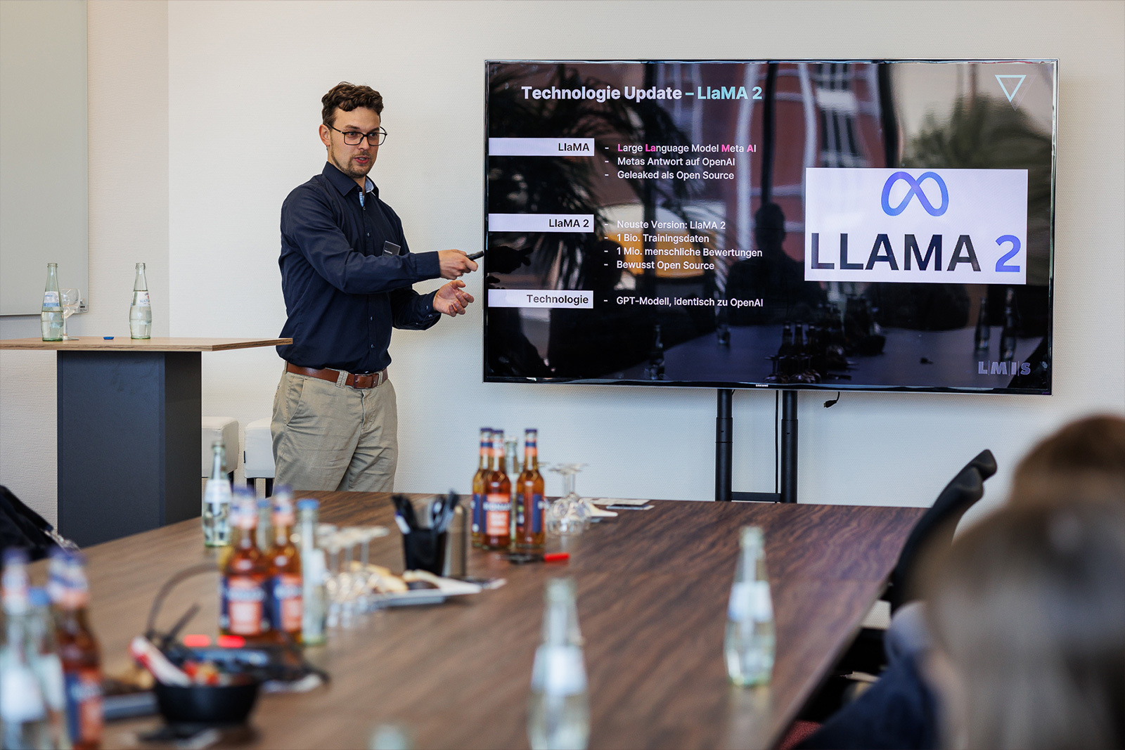 Dr. Tobias Schnier stellt Llama 2 auf der Digitalen Woche in Osnabrück vor.