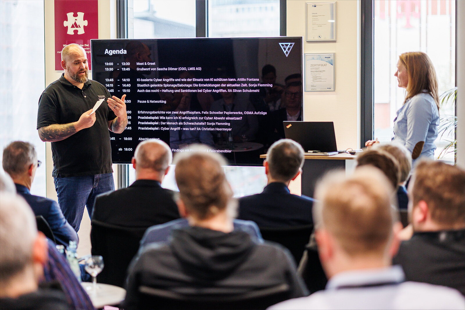 KI-Automatisierung Präsentation Unternehmerin